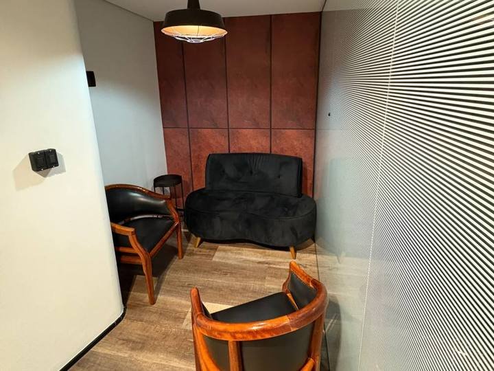Sala de atendimento com sofá e poltronas